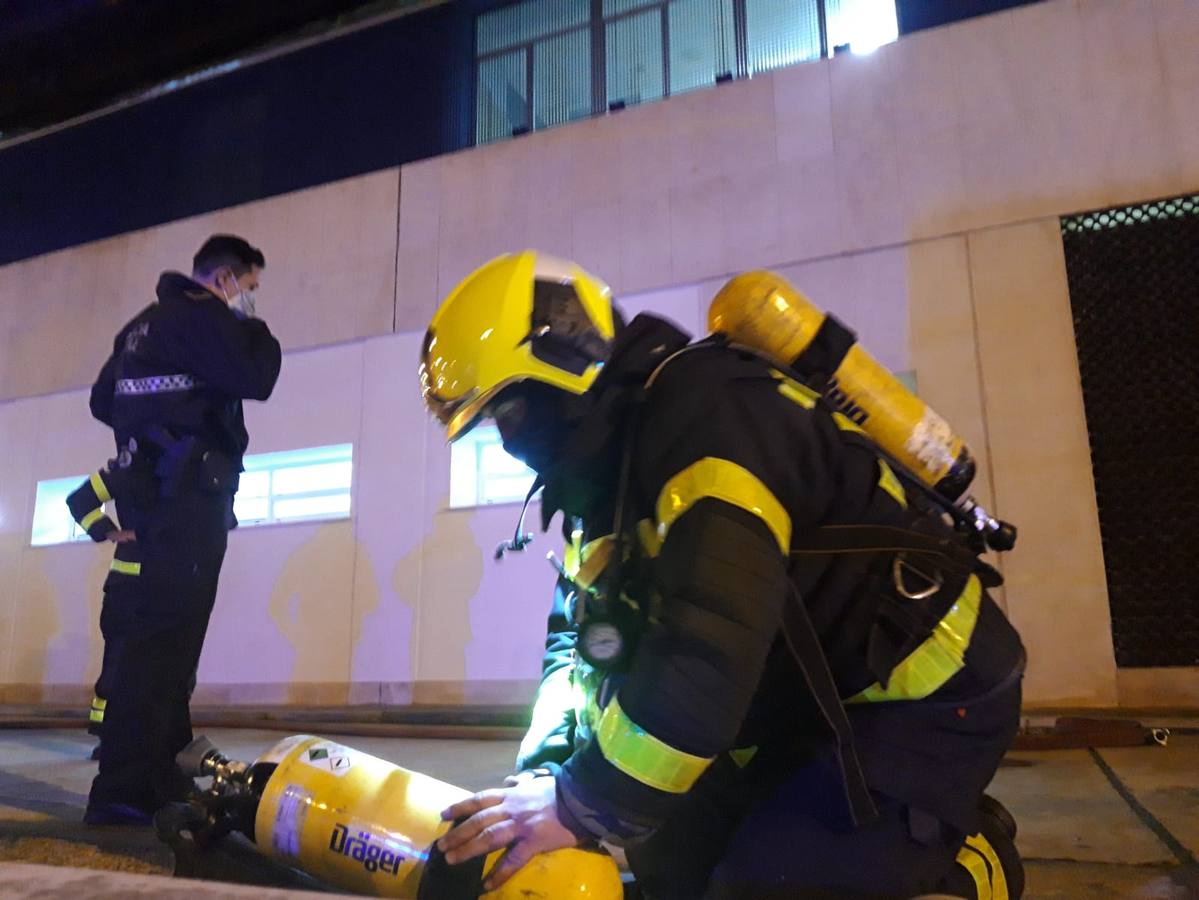 FOTOS: Alarma en Cádiz por un incendio en el hospital Puerta del Mar