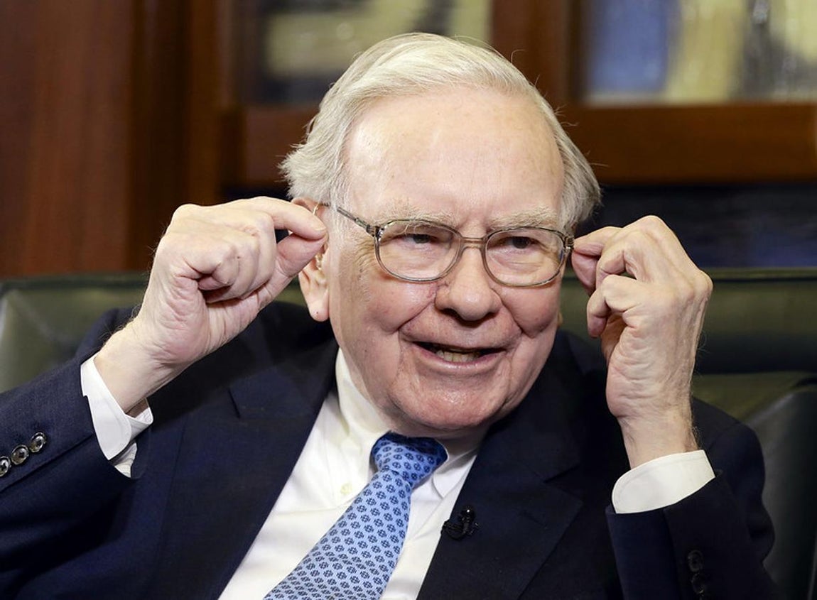 Warren Buffett. El inversor y empresario sabía que sería un hombre de negocios, por eso desde que era bien joven empezó a trabajar para conseguir sus propios ahorros. Su primer contacto con el mundo laboral fue con 13 años repartiendo periódicos del New York Post.