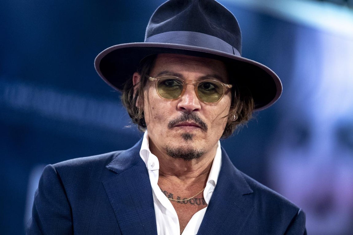 Johnny Depp. Antes de convertirse en una de las estrellas más cotizadas del cine se ganó sus primeros sueldos vendiendo bolígrafos por teléfono. ¡Quién lo diría!