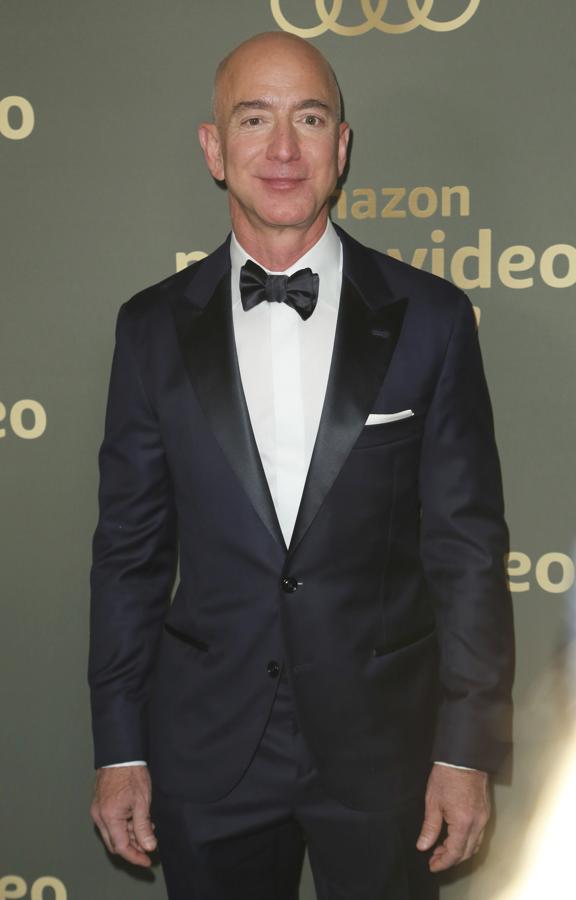 Jeff Bezos. Quién le iba a decir al hombre más rico del mundo que comenzaría su trayectoria profesional trabajando en un McDonald’s. El fundador de Amazon ha explicado en alguna ocasión que allí se esmeró todo lo que pudo, aunque sabía que era un trabajo transitorio. Puedes aprender a ser responsable en cualquier trabajo, si lo tomas en serio. Aprendes mucho cuando eres adolescente y trabajas en McDonald's. ¡No subestimes el valor de eso!", explicó en una entrevista. "Como yo era el chico nuevo, me dieron la tarea de limpiar. '¡Ponte en marcha!', me dijeron". Él no fue el único que empezó en la conocida cadena de comida rápida, pues también trabajaron allí Mark Hamill (Luke Skywalker en Star Wars) y el medallista olímpico Carl Lewis.