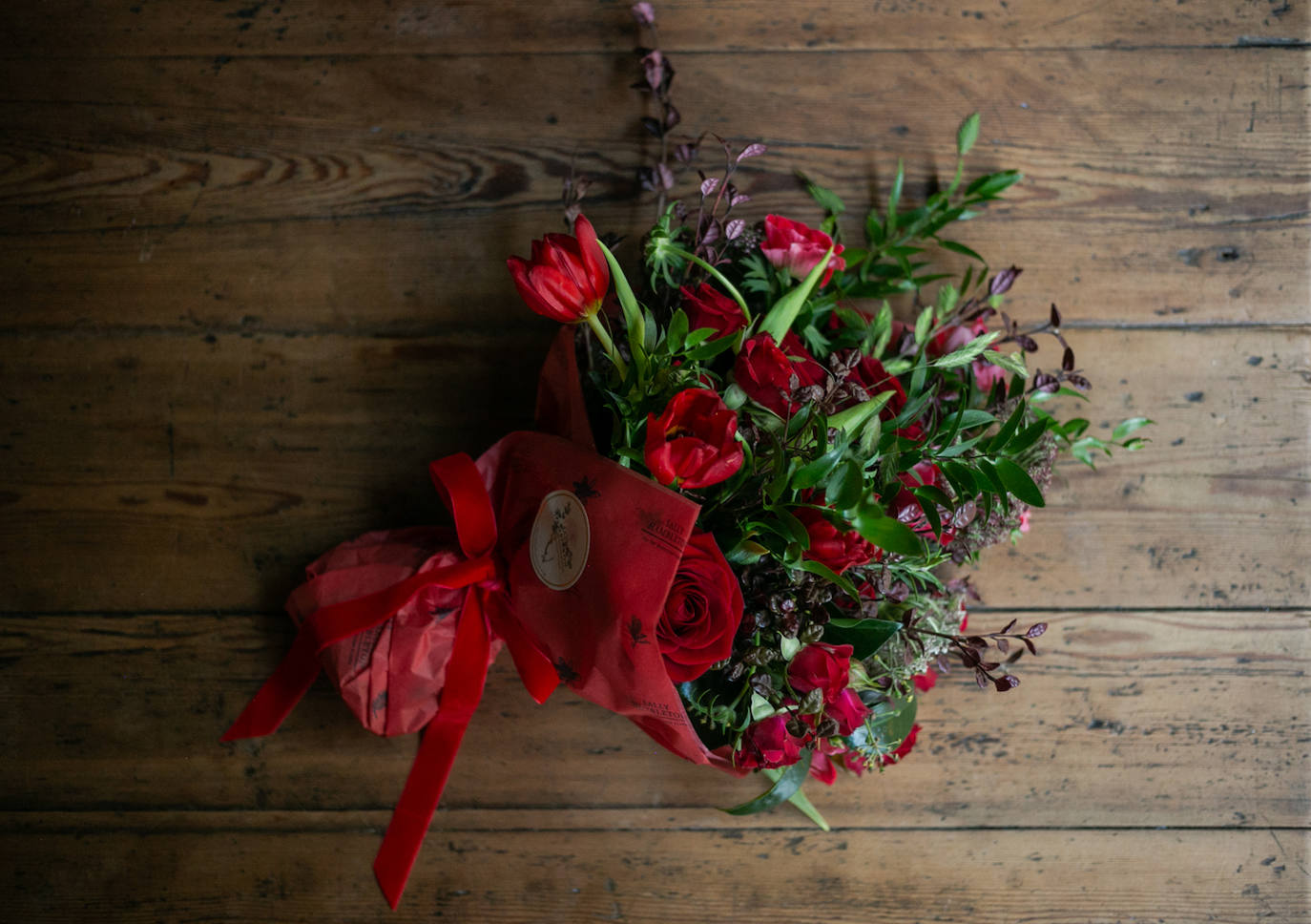 Ramo para quienes son fileles a expresar el amor con rosas rojas, de Sally Hambleton.. 