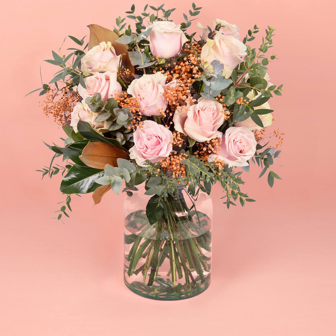 Ramo "Unlimited", de Colvin, con rosas, paniculata, foliage de magnolia, eucalipto, lentisco y parvifolia (desde 58 €).. 