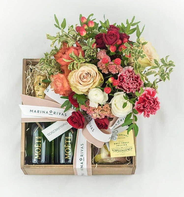 Caja gourmet con champán, golosinas y flores, de Elena Suárez &amp; Co. (89,95€).. 