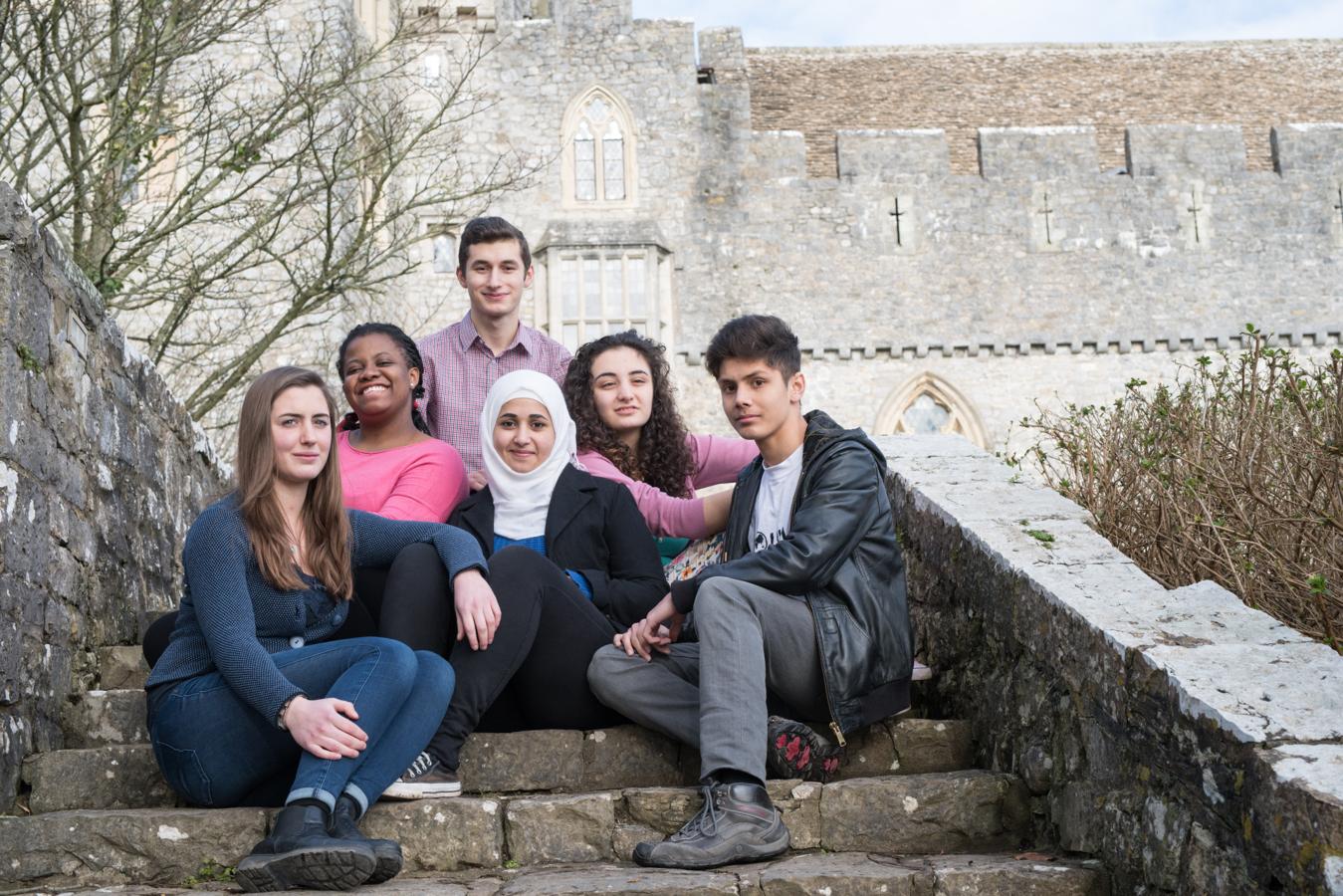 La sede del colegio, fundado en 1962, es un castillo del siglo XII situado en la costa del sur de Gales en el Reino Unido. Cuenta con 350 estudiantes con edades comprendidas entre 15 y 19 años a los que les inculcan un compromiso de por vida con el servicio a la comunidad y el trabajo colaborativo. El horario que tendrá la Princesa Leonor será de ocho de la mañana a la una y media del mediodía. Además tienen que realizar dos horas de servicio comunitario, otras dos de actividad física y dos más de actividad creativa cada semana.. 