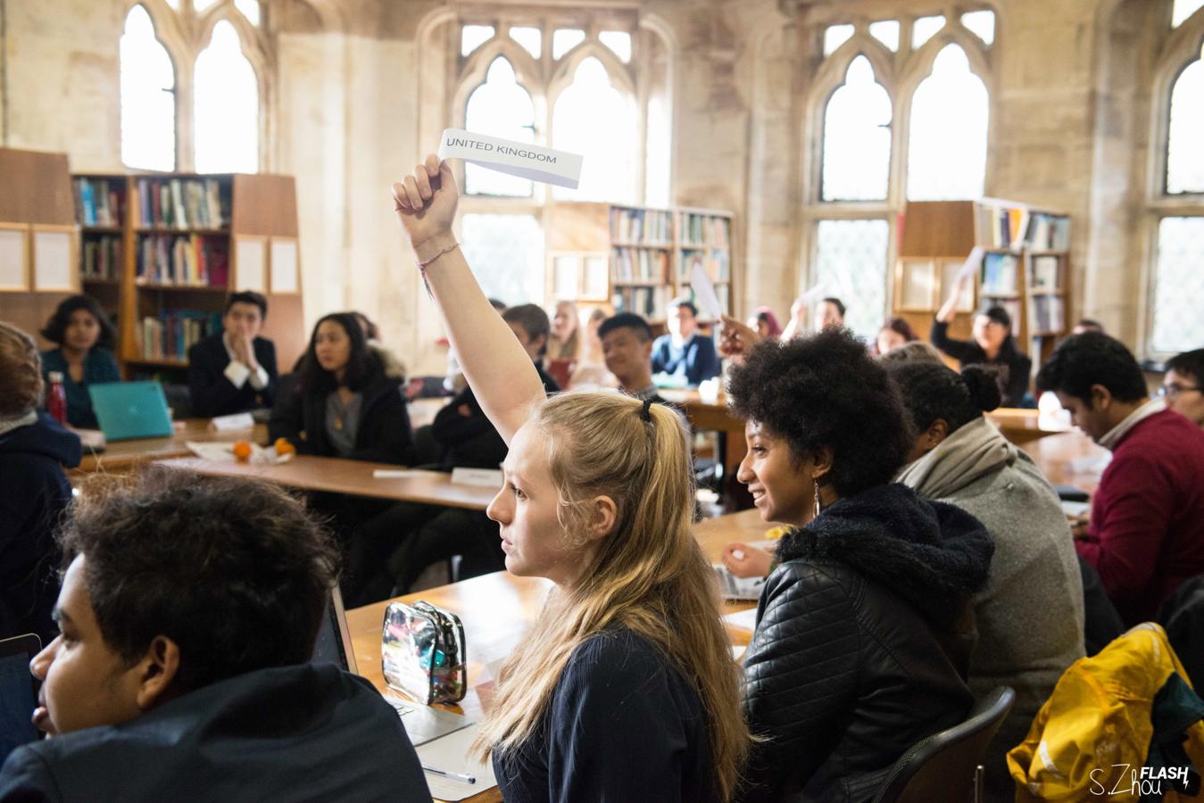 La sede del colegio, fundado en 1962, es un castillo del siglo XII situado en la costa del sur de Gales en el Reino Unido. Cuenta con 350 estudiantes con edades comprendidas entre 15 y 19 años a los que les inculcan un compromiso de por vida con el servicio a la comunidad y el trabajo colaborativo. El horario que tendrá la Princesa Leonor será de ocho de la mañana a la una y media del mediodía. Además tienen que realizar dos horas de servicio comunitario, otras dos de actividad física y dos más de actividad creativa cada semana.. 