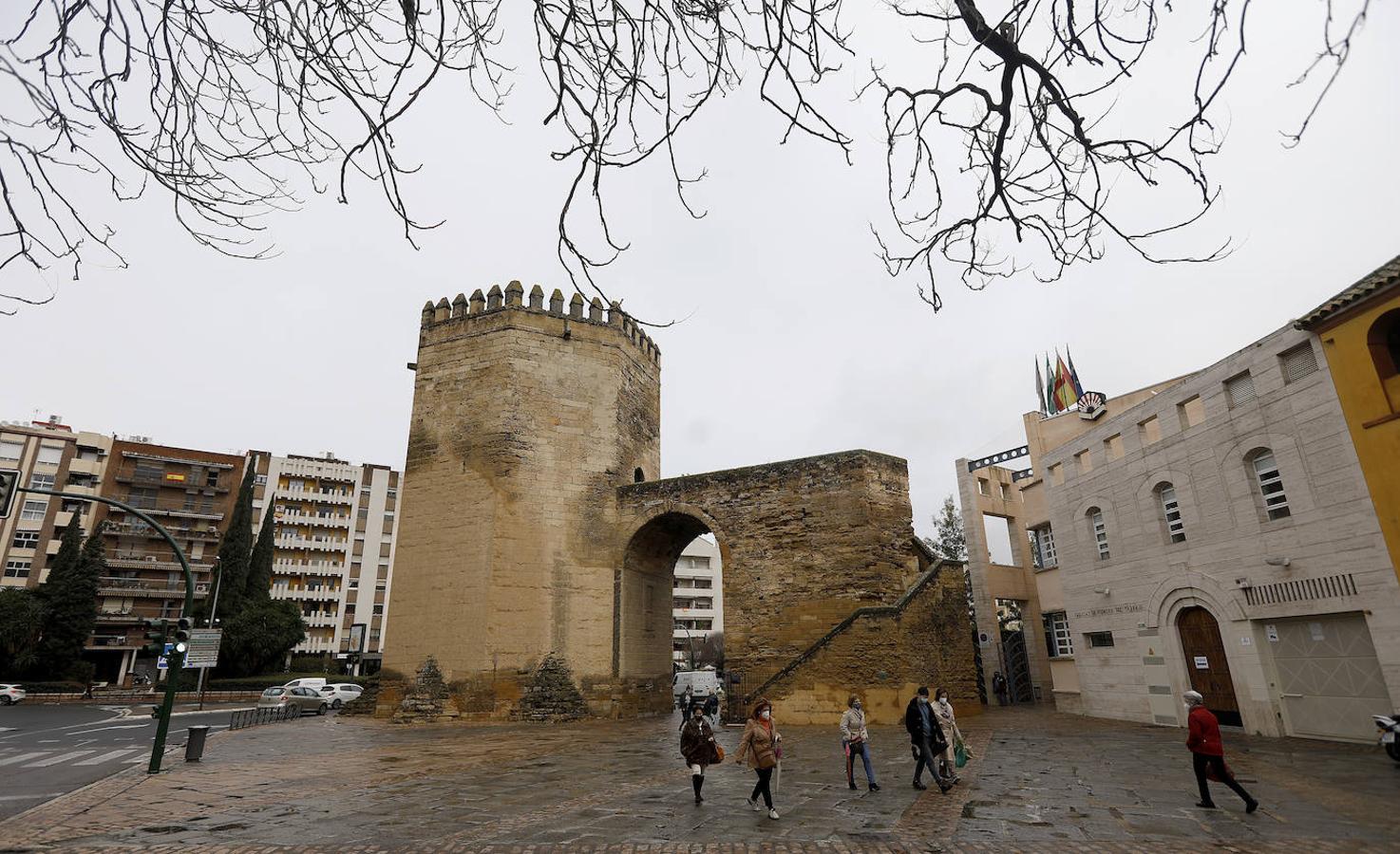 Luces y sombras de torres, puertas y patrimonio de Córdoba, en imágenes