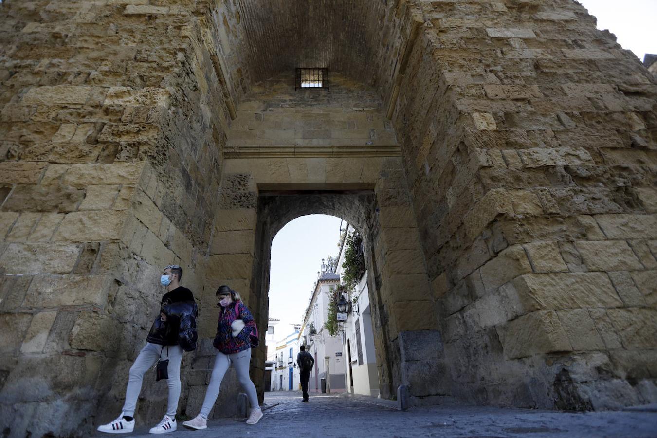 Luces y sombras de torres, puertas y patrimonio de Córdoba, en imágenes