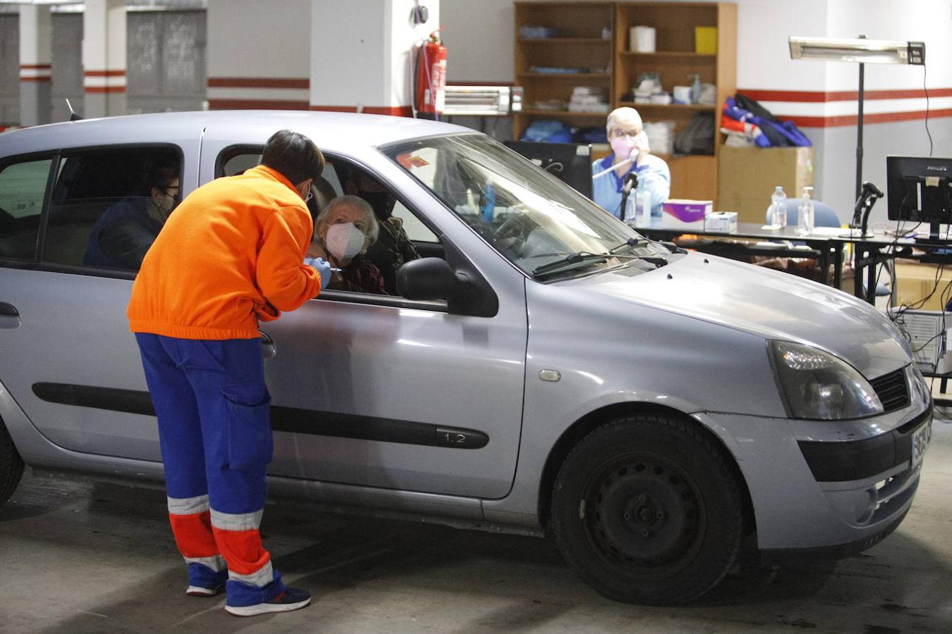 La vacunación del Covid a mayores de 80 años en Córdoba, en imágenes