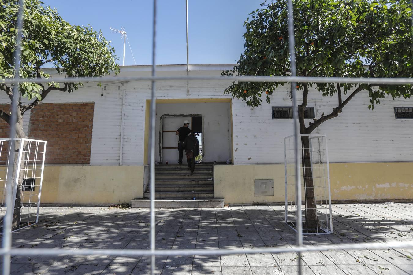 La demolición de la antigua Comisaría de la calle Betis, en imágenes