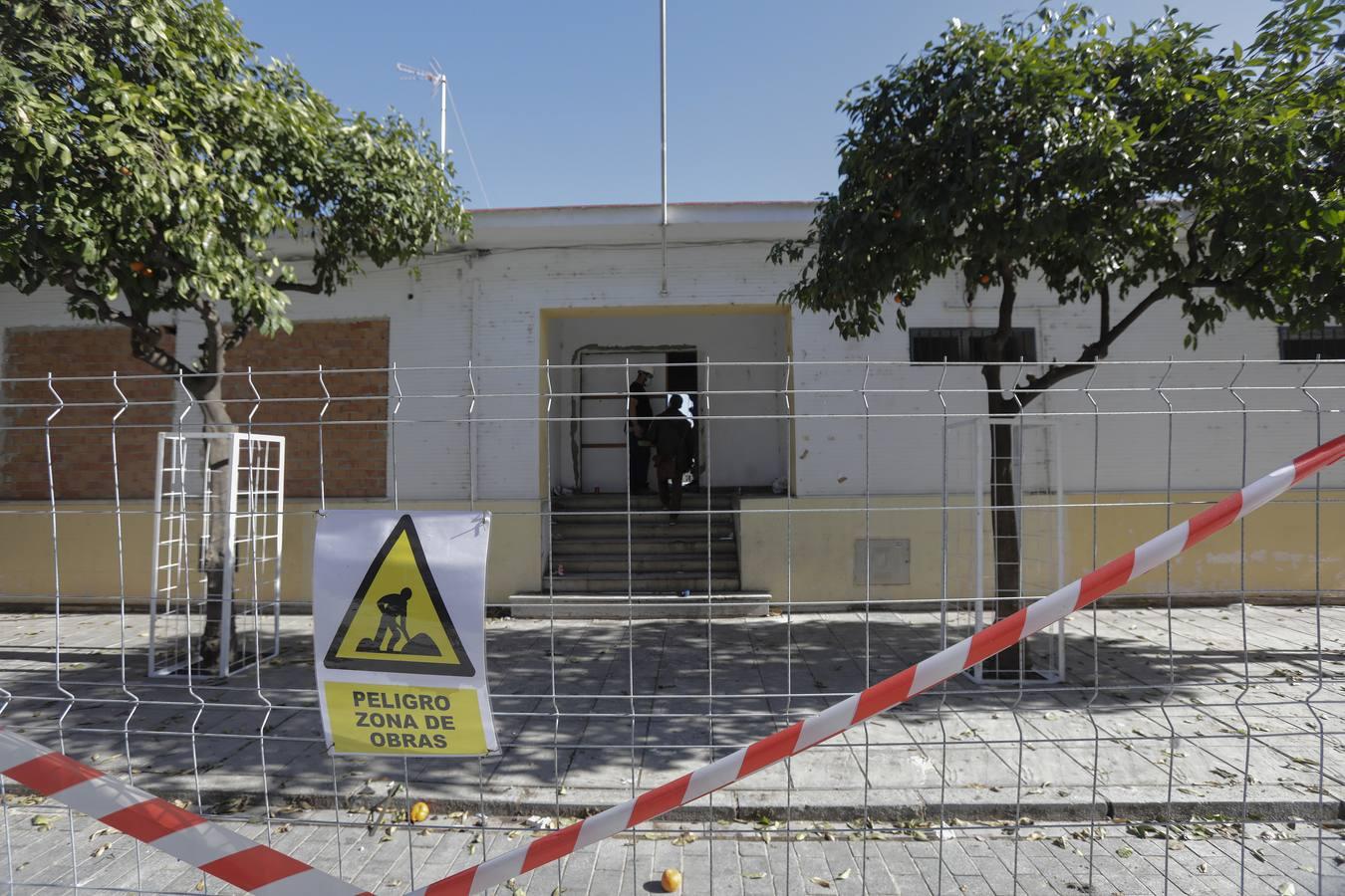 La demolición de la antigua Comisaría de la calle Betis, en imágenes