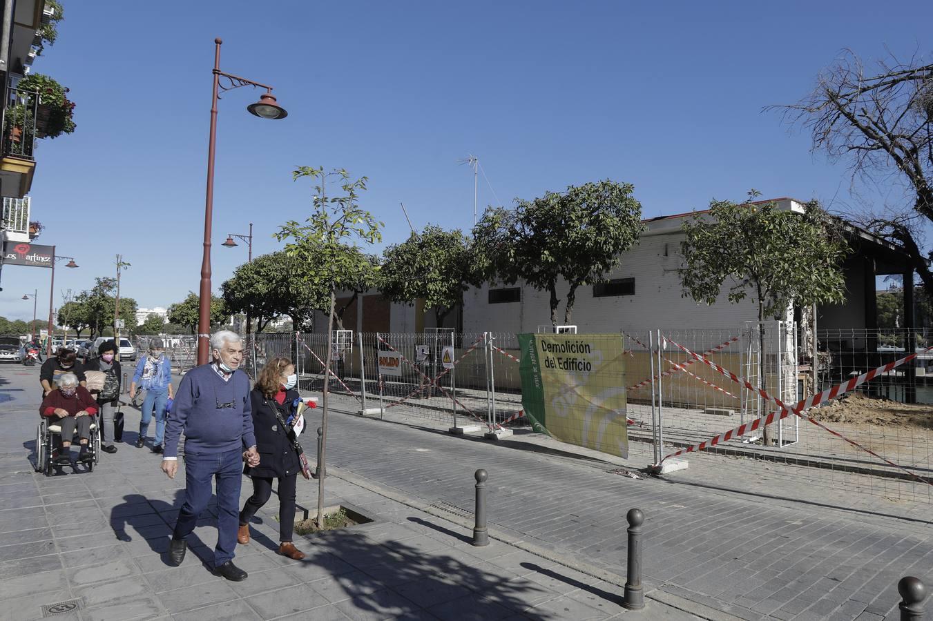 La demolición de la antigua Comisaría de la calle Betis, en imágenes