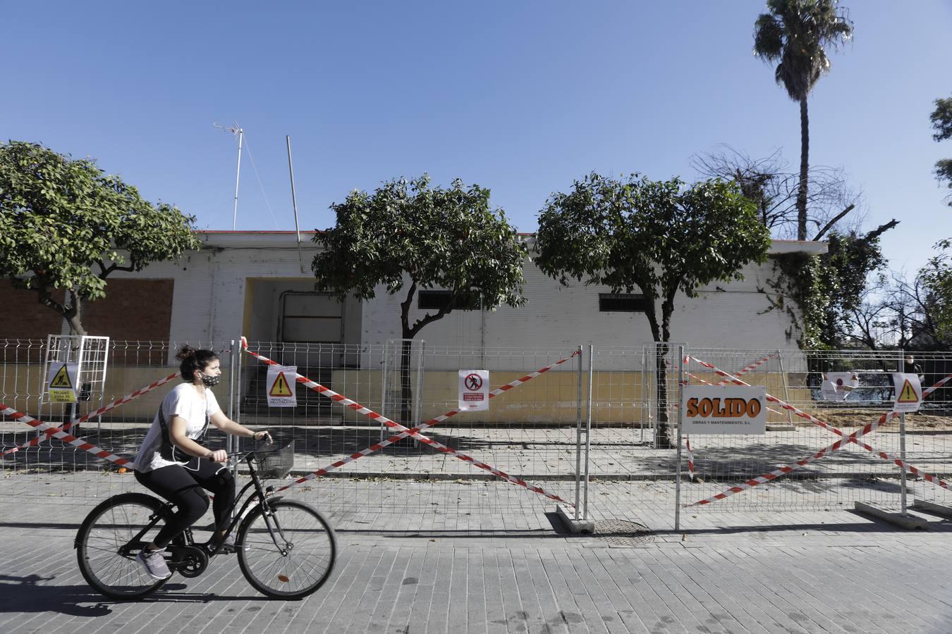 La demolición de la antigua Comisaría de la calle Betis, en imágenes