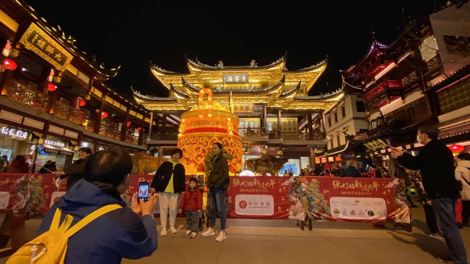 Para festejar la entrada en el año nuevo del calendario lunar, que en 2021 cae el 12 de febrero, las familias chinas visitan templos y monumentos como los Jardines de Yu en Shanghái, pero algunas actividades han sido canceladas por el coronavirus. 