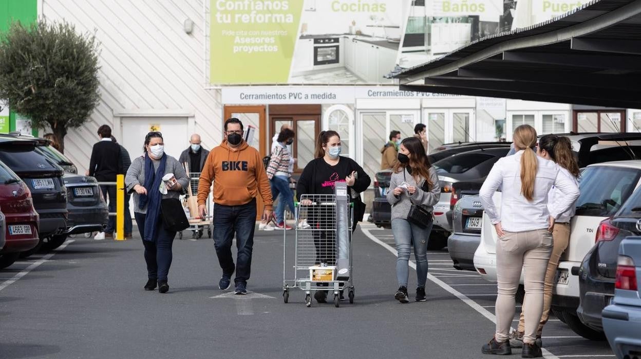 El fin del cierre perimetral anima las calles y centros comerciales, en imágenes