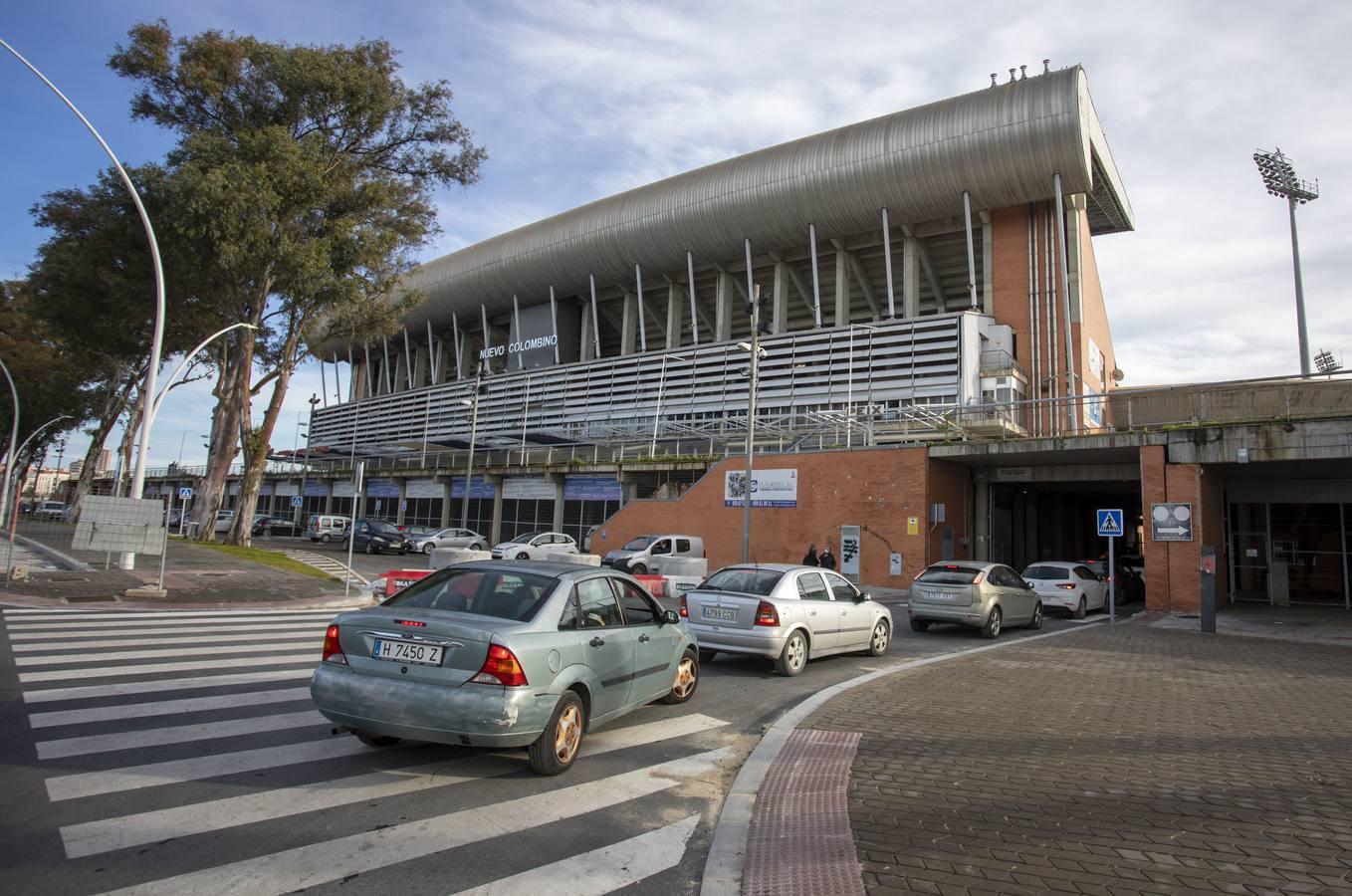 Vacunación masiva en el estadio Nuevo Colombino de Huelva, en imágenes