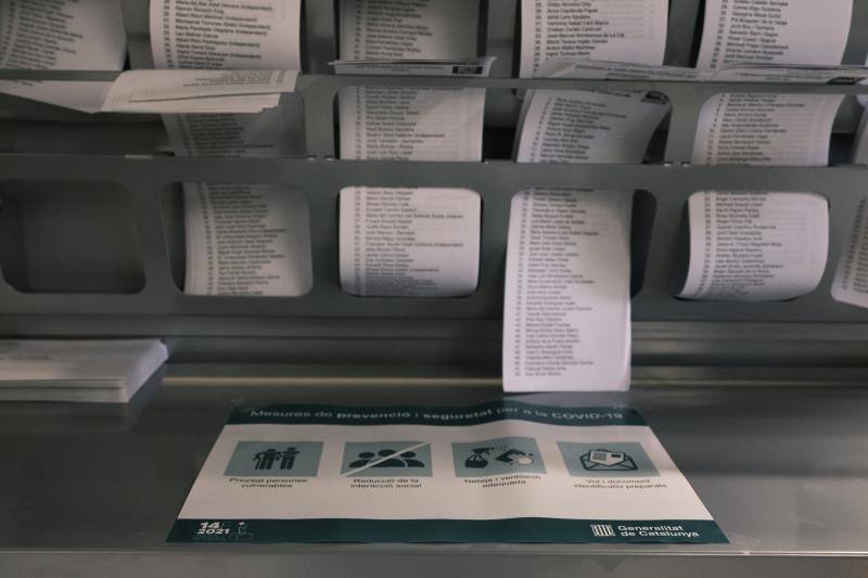 Papeletas elctorales para las elecciones del 14-F en Cataluña en el mercado de San Anoni, en Barcelona. 