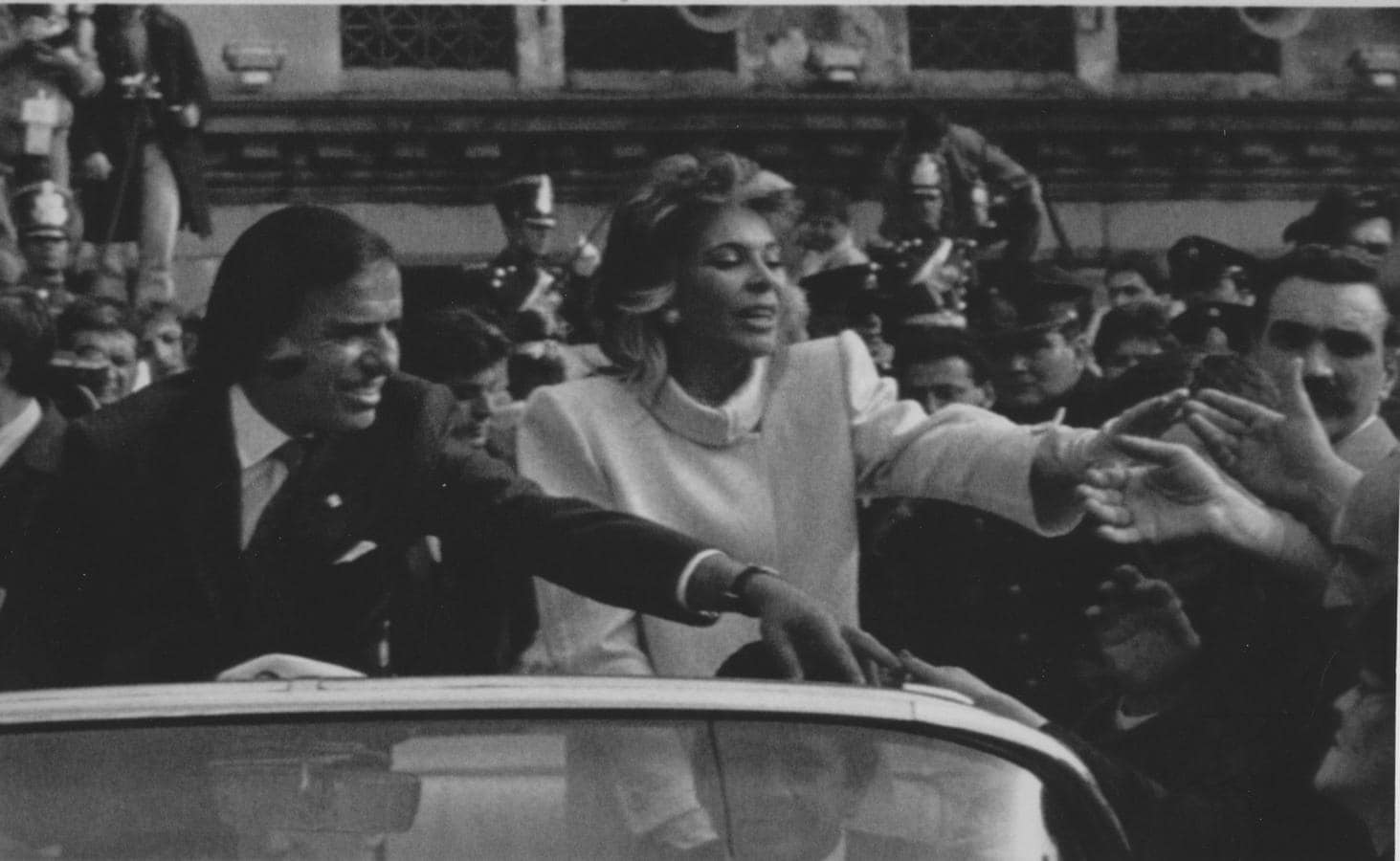 Carlos Menem y su mujer Zulema Yoma saludan a sus simpatizantes en un coche descubierto, después de haber jurado el cargo como 46ª presidente de Argentina. Foto de archivo de 1989. 