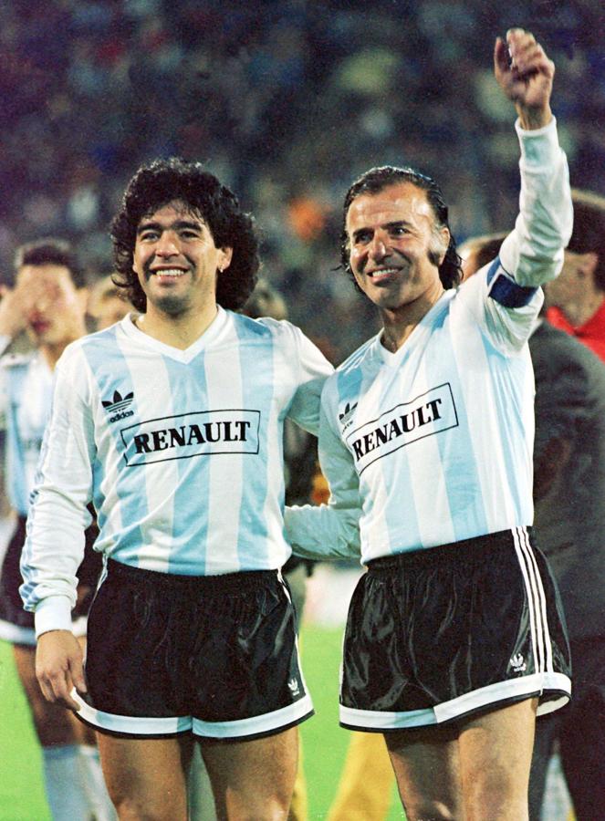 El presidente argentino Carlos Menem (derecha) saluda a los fanáticos junto con la leyenda del fútbol argentino Diego Maradona antes de un partido benéfico en 1989. 