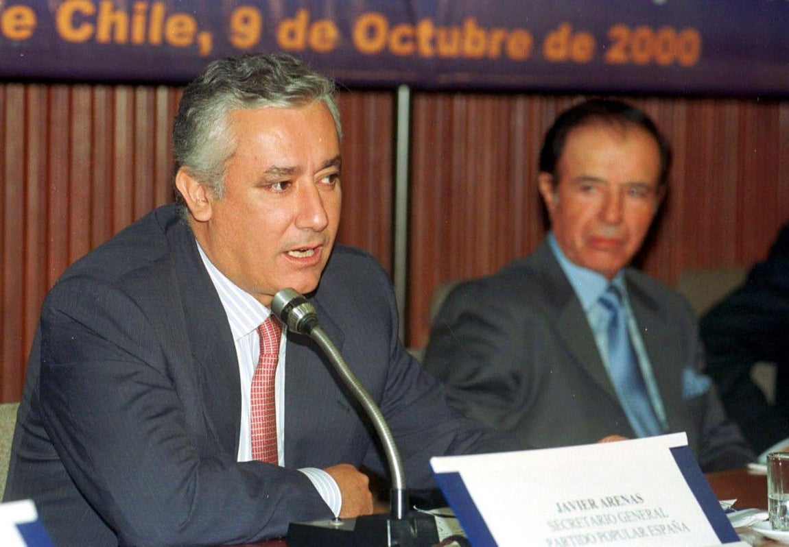 El ex secretario general del Partido Popular, Javier Arenas, durante su intervención en un congreso de la Internacional Demócrata Cristiana. Le acompaña, el expresidente de Argentina Carlos Menem. Octubre 2000. 
