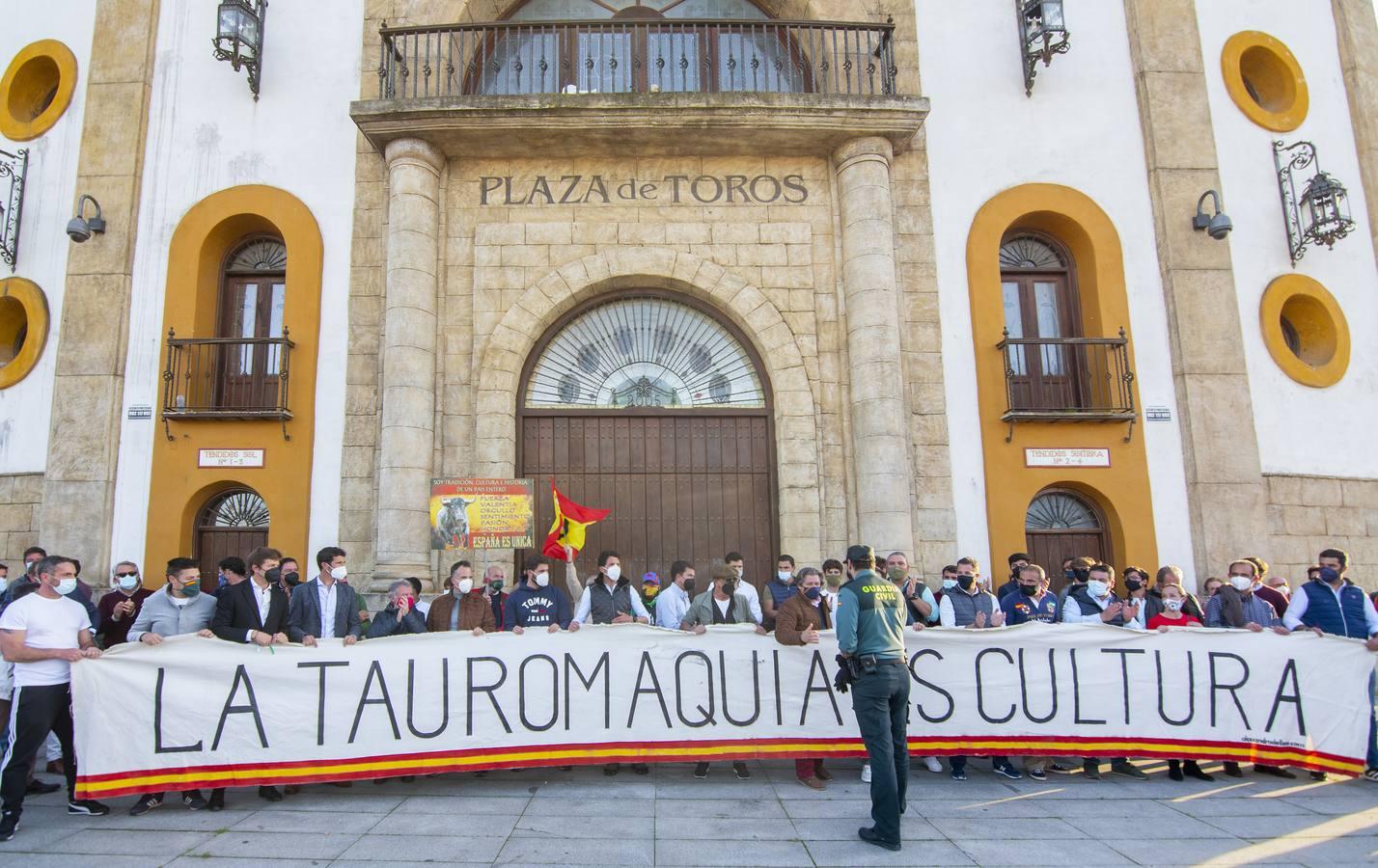 Protesta en Espartinas en defensa de la tauromaquia, en imágenes