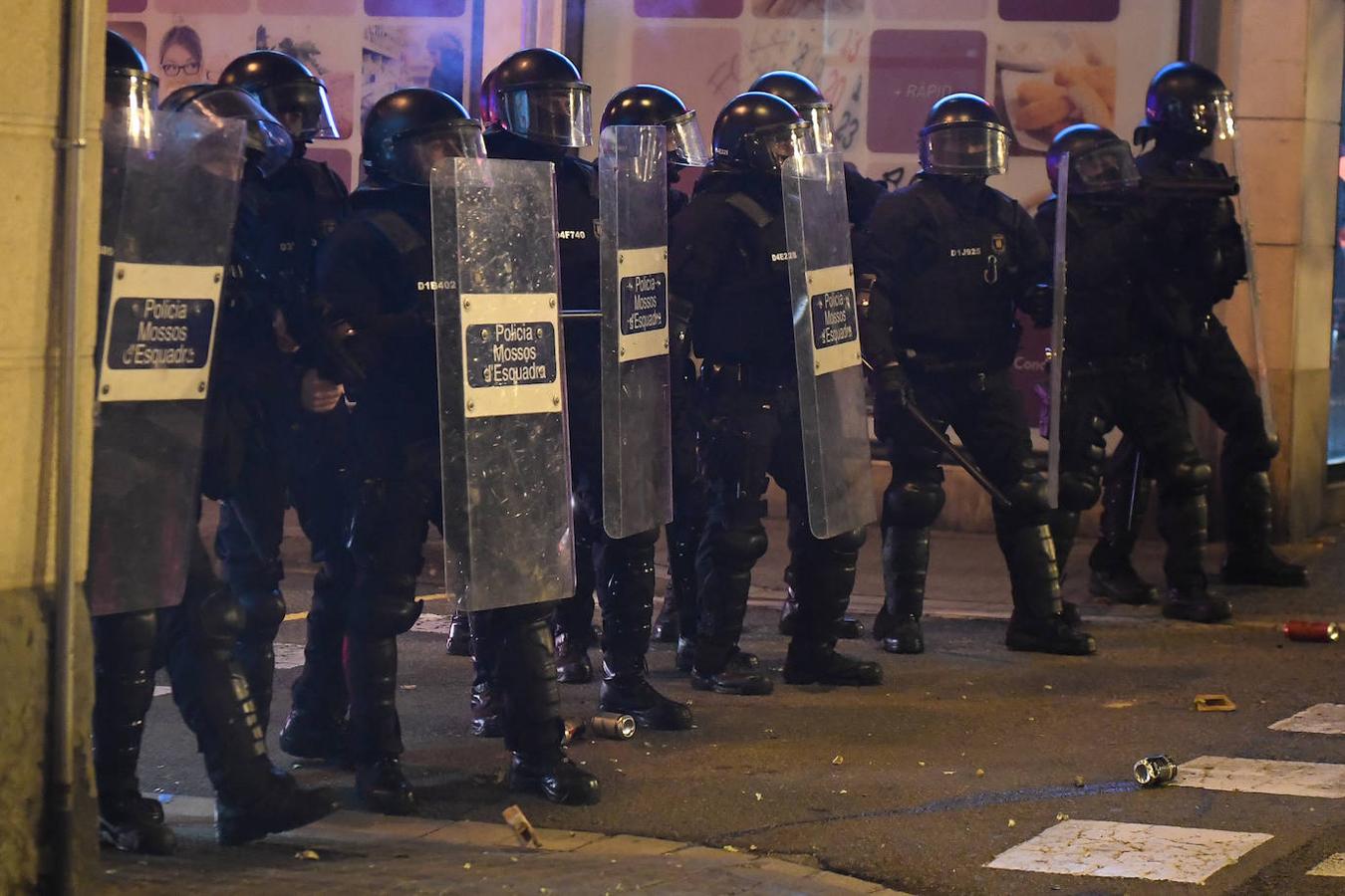 En imágenes: violencia y disturbios en Barcelona en una manifestación en contra de la entrada en prisión de Pablo Hasel