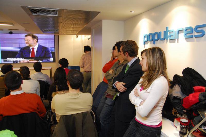 Elecciones de 2008. Militantes del PP siguiendo desde la sede el debate que enfrentó a Mariano Rajoy y a José Luis Rodríguez Zapatero en la campaña de las elecciones generales de 2008.