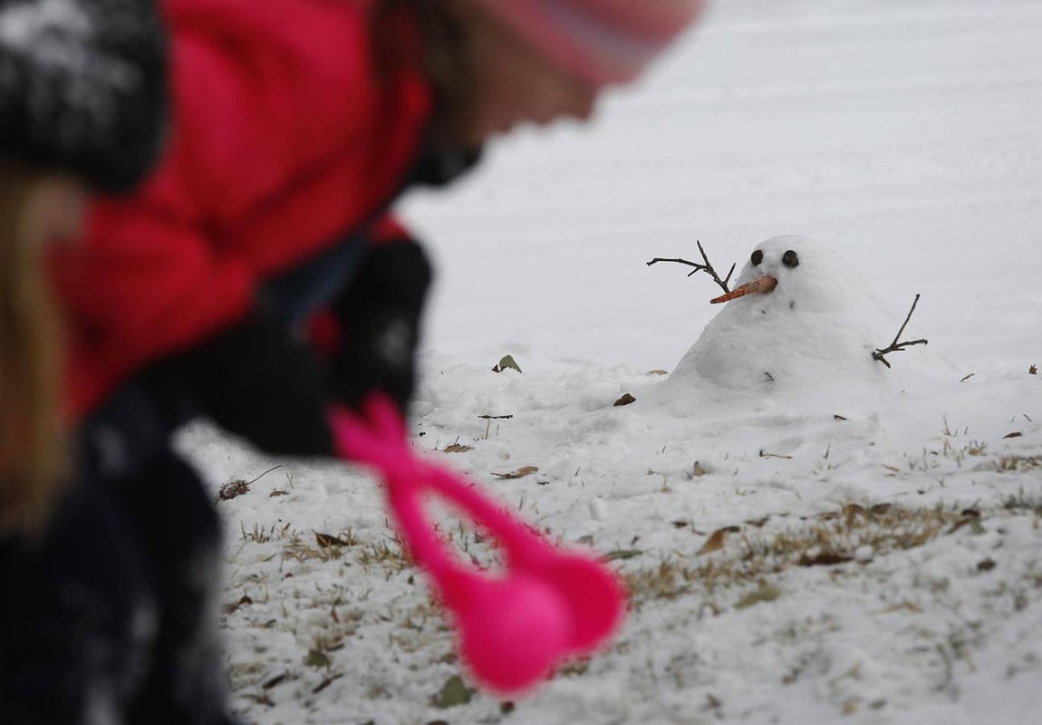 El Servicio Meteorológico Nacional de Estados Unidos (NWS) ha emitido una alerta por una tormenta de nieve "sin precedentes y al alza" que afecta a más de 150 millones de estadounidenses, principalmente de la zona este y sur del país, que podría dejar más de 60 centímetros de nieve en las próximas horas.. 