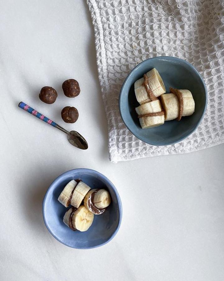 Bocaditos de plátano. Cortamos el plátano de manera que podamos hacer «bocadillitos» y unta crema de lo que más te guste: chocolate, avellanas... recuerda que tenga más del 75% de ese ingrediente.