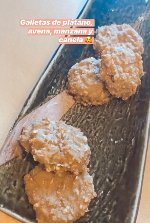 Galletas de avena. Asa la manzana en el microondas durante 3 minutos a máxima potencia y machaca con la ayuda de un tenedor. Después añade el plátano también machacado y pon canela al gusto. El paso a paso completo <a href="https://www.abc.es/bienestar/alimentacion/recetas-saludables/abci-receta-galletas-no-engordan-laura-escanes-cuatro-ingredientes-202005110409_noticia.html" target="_blank">pinchando aquí</a>.