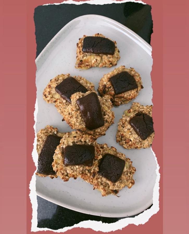 Galletas de avena y chocolate. Mery Turiel mostró en su cuenta de Instagram cómo hacer unas saludables galletas con solo tres ingredientes. Primero machaca el plátano, después añade avena y pon encima, antes de hornear, una onza de chocolate puro. Descubre <a href="https://www.abc.es/bienestar/alimentacion/recetas-saludables/abci-galletas-saludables-mery-turiel-hechas-tres-ingredientes-201911250027_noticia.html" target="_blank">cómo hacerlas pinchando aquí</a>.