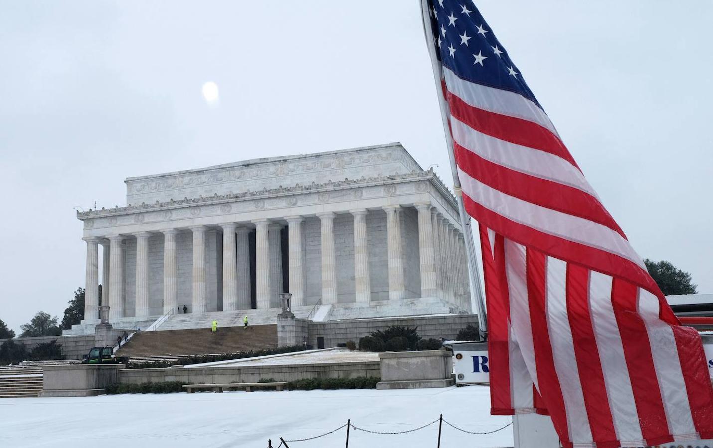 En Washington, que ha rondado estos días los 0 grados, el Lincoln Memorial también se ha cubierto de blanco en una imagen para la posteridad. 