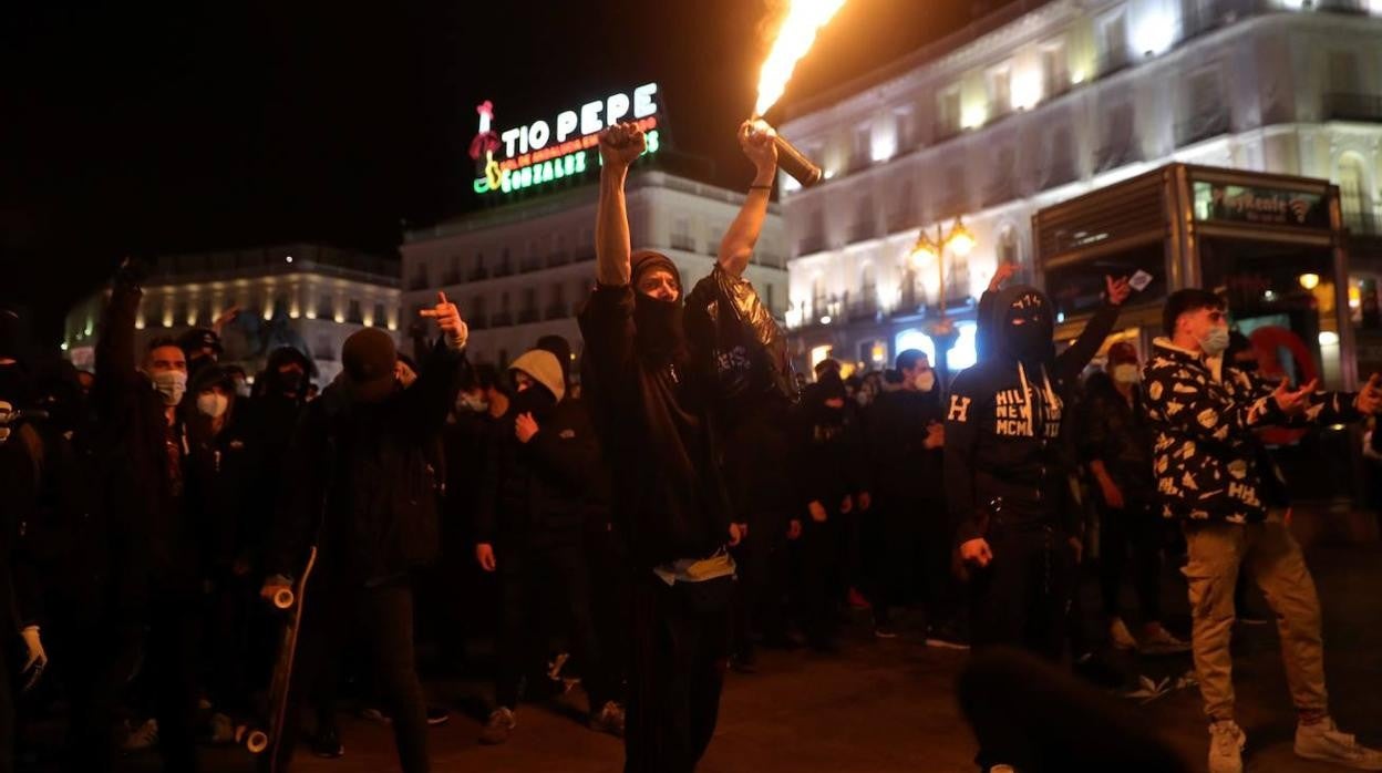 En imágenes: Los disturbios provocados por los manifestantes que protestaban por en encarcelamiento de Pablo Hasel