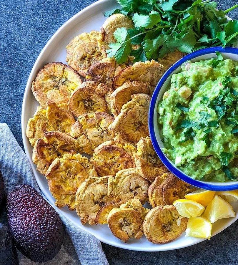 Chips de plátano. Los plátanos son una de las frutas más versátiles, especialmente para utilizar como snack. Pela los plátanos y córtalos en rodajas gruesas. Ponlas en un bol y añade un chorrito de aceite de oliva y una pizca de sal. Remueve bien para que se impregnen. Precalienta el horno a 200ºC, y coloca los trozos de plátano en una bandeja de horno sobre papel de hornear, donde estarán 10 minutos  a 200ºC. Después de sacarlos y aplastarlos con un rodillo, los volvemos a hornear hasta que estén dorados (entre 5 y 8 minutos).