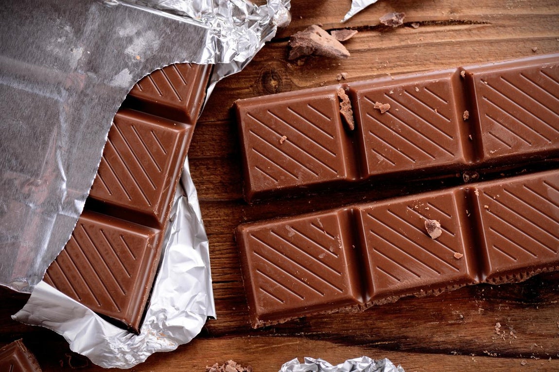Onza de chocolate. ¿A quién no le gusta el chocolate? Este, sin abusar, llega a ser un gran <a href="https://www.abc.es/bienestar/abci-alimentos-saciantes-matan-gusanillo-303273188528-20191105043836_galeria.html" target="_blank">saciante</a>. Procura encontrar una tableta de chocolate saludable que tenga, como mínimo, 85% de cacao. Poseen grandes cantidades de polialcoholes, pero un consumo elevado de polialcoholes puede tener efectos laxantes, y, por tanto, una repercusión negativa a nivel de salud intestinal. Estas son las <a href="https://www.abc.es/bienestar/alimentacion/abci-cual-tableta-chocolate-mas-saludable-y-cuantas-onzas-puedo-tomar-202004280411_noticia.html" target="_blank">mejores tabletas de chocolate del mercado</a>.