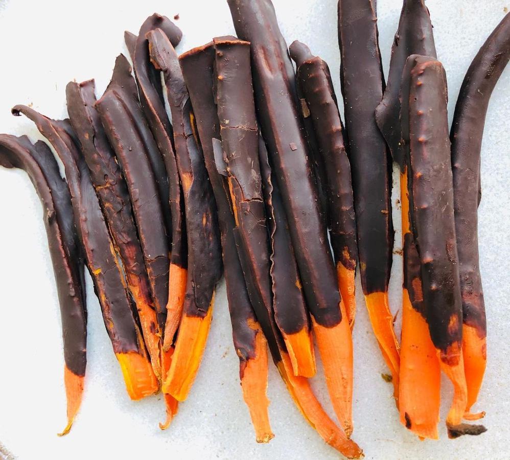 Palitos de zanahoria bañados. Precalienta el horno a 200 grados arriba y abajo, y pela y corta las zanahorias en tiras. Ponlas en la bandeja del horno encima de un papel vegetal y hornea unos 20-25 minutos hasta que queden blanditas y cuando estén listas, derrite las onzas de chocolate en el microondas 1 minuto a 750w con 1/2 cucharadita de aceite de coco o de oliva. Baña las zanahorias en el chocolate y ápóyalas en el papel de horno, mételas un rato en la nevera hasta que el chocolate quede duro.