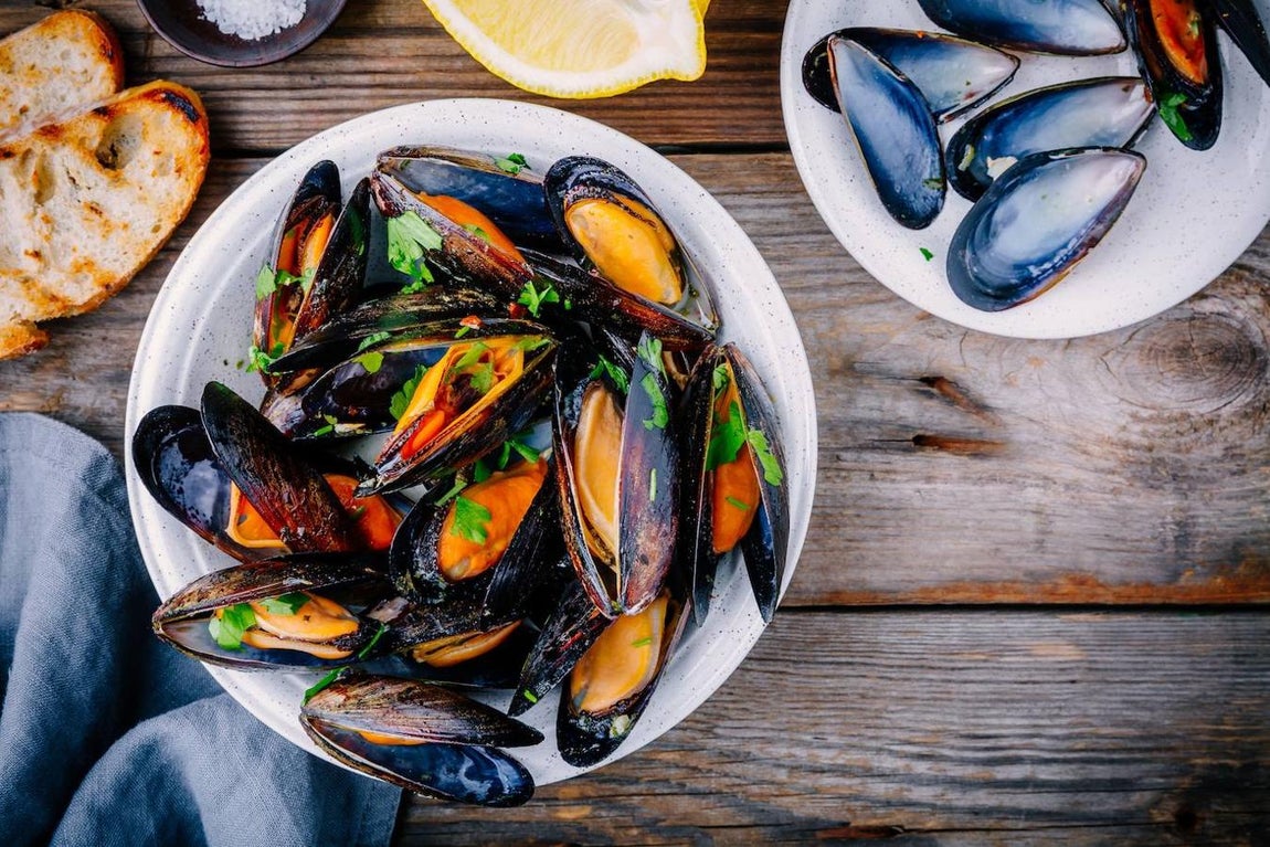 Mejillones. Al igual que una lata de sardinas, una lata de <a href="https://www.abc.es/bienestar/alimentacion/abci-mejillones-202008200926_noticia.html">mejillones</a> puede ser el aperitivo ideal. No solo son ricos en omega 3, sino que nos ayudan con su aporte de sodio (210 microgramos por cada 100 gramos, según la Bedca) y fósforo (236 microgramos).