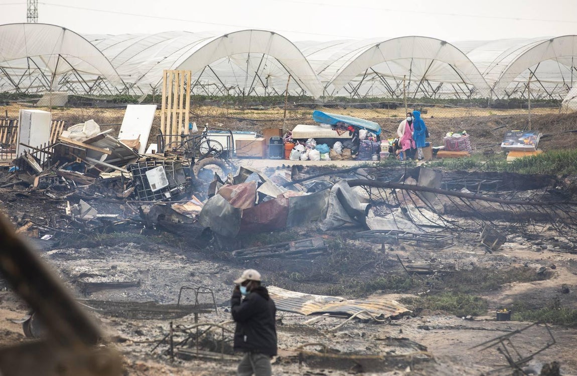 En imágenes, el estado del asentamiento chabolista que ha ardido en Palos de la Frontera