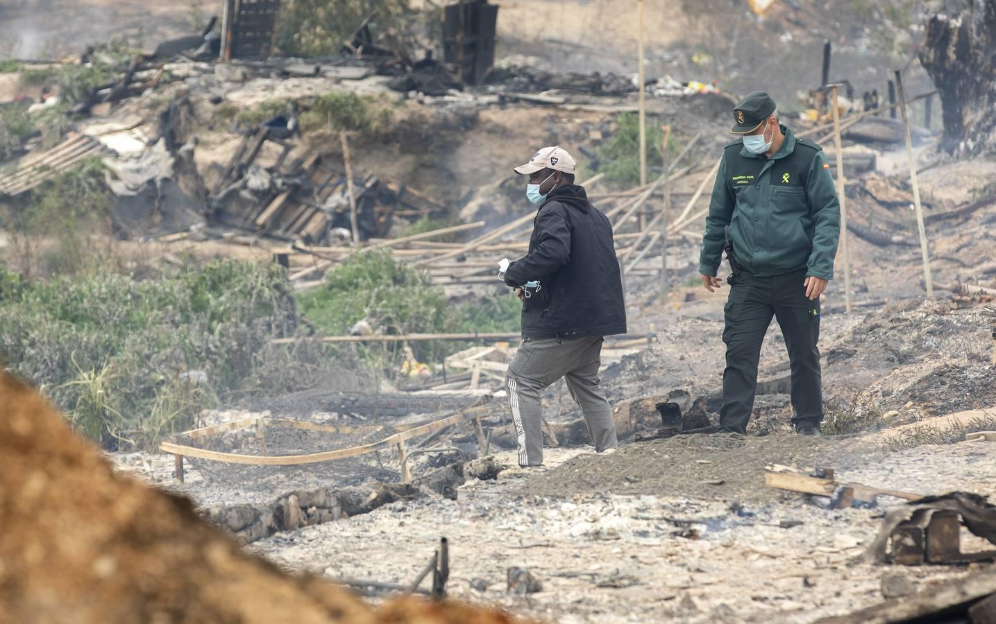 En imágenes, el estado del asentamiento chabolista que ha ardido en Palos de la Frontera