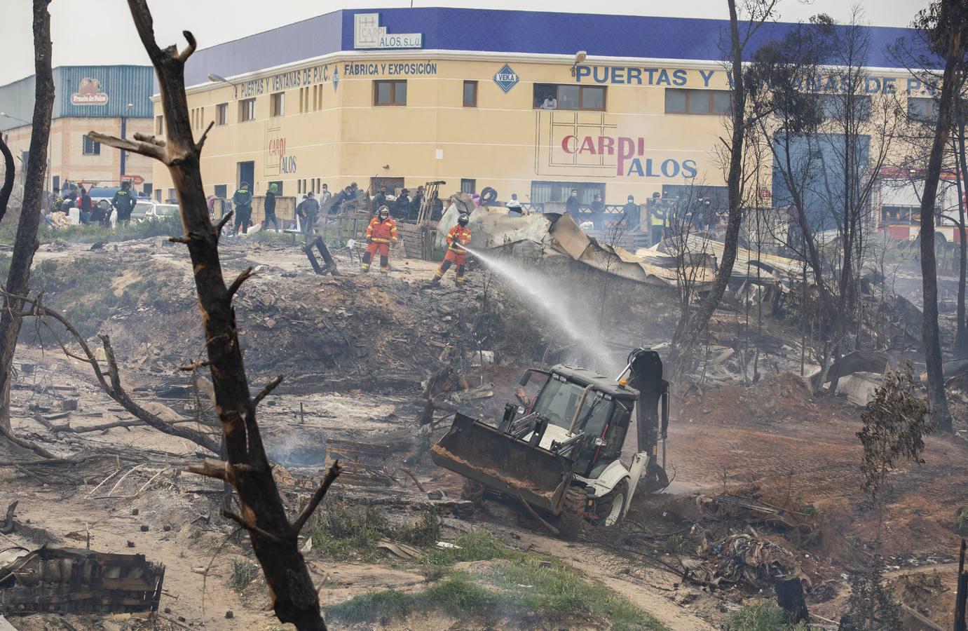 En imágenes, el estado del asentamiento chabolista que ha ardido en Palos de la Frontera