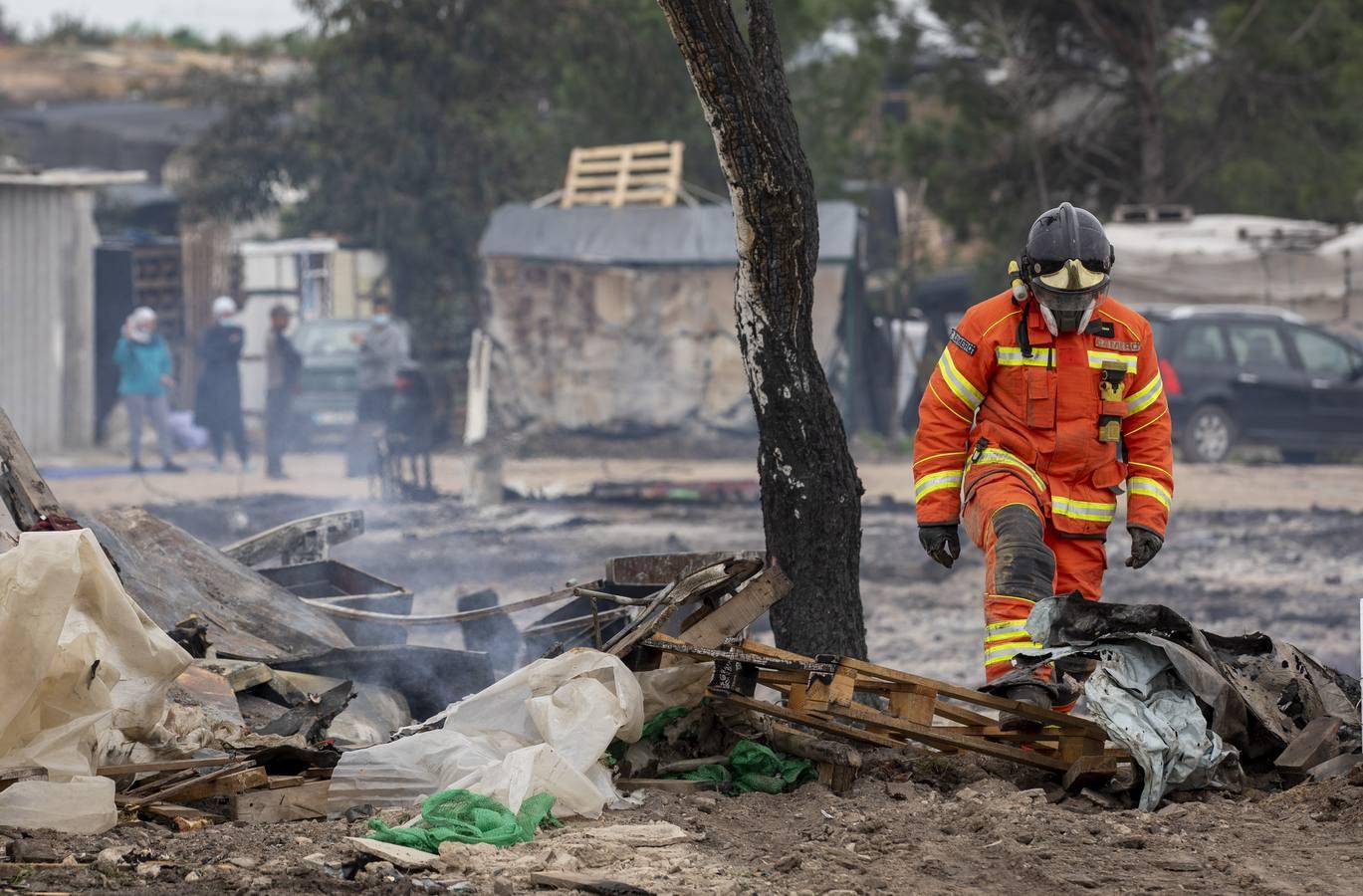 En imágenes, el estado del asentamiento chabolista que ha ardido en Palos de la Frontera