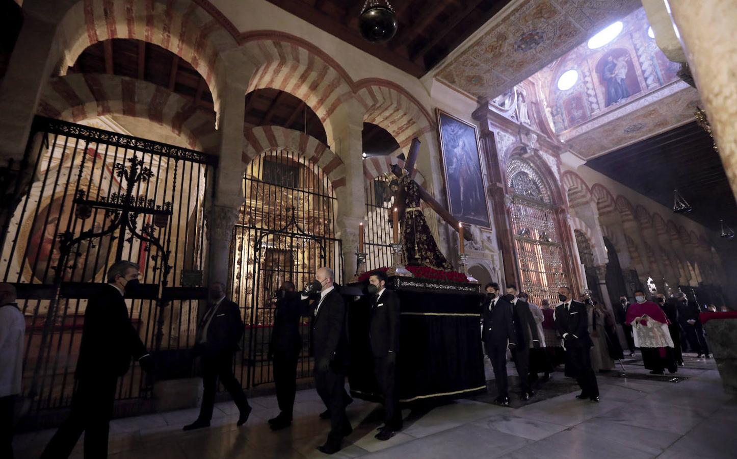 El Vía Crucis de las cofradías de Córdoba, en imágenes