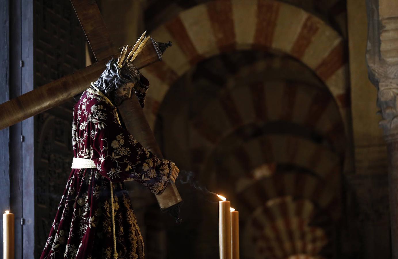 El Vía Crucis de las cofradías de Córdoba, en imágenes