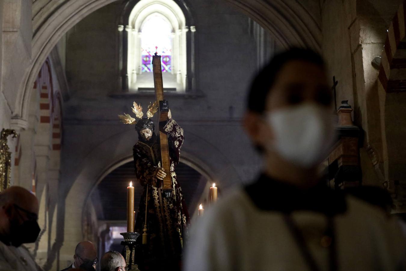 El Vía Crucis de las cofradías de Córdoba, en imágenes