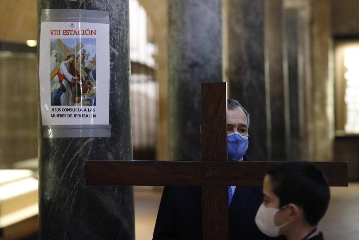 El Vía Crucis de las cofradías de Córdoba, en imágenes