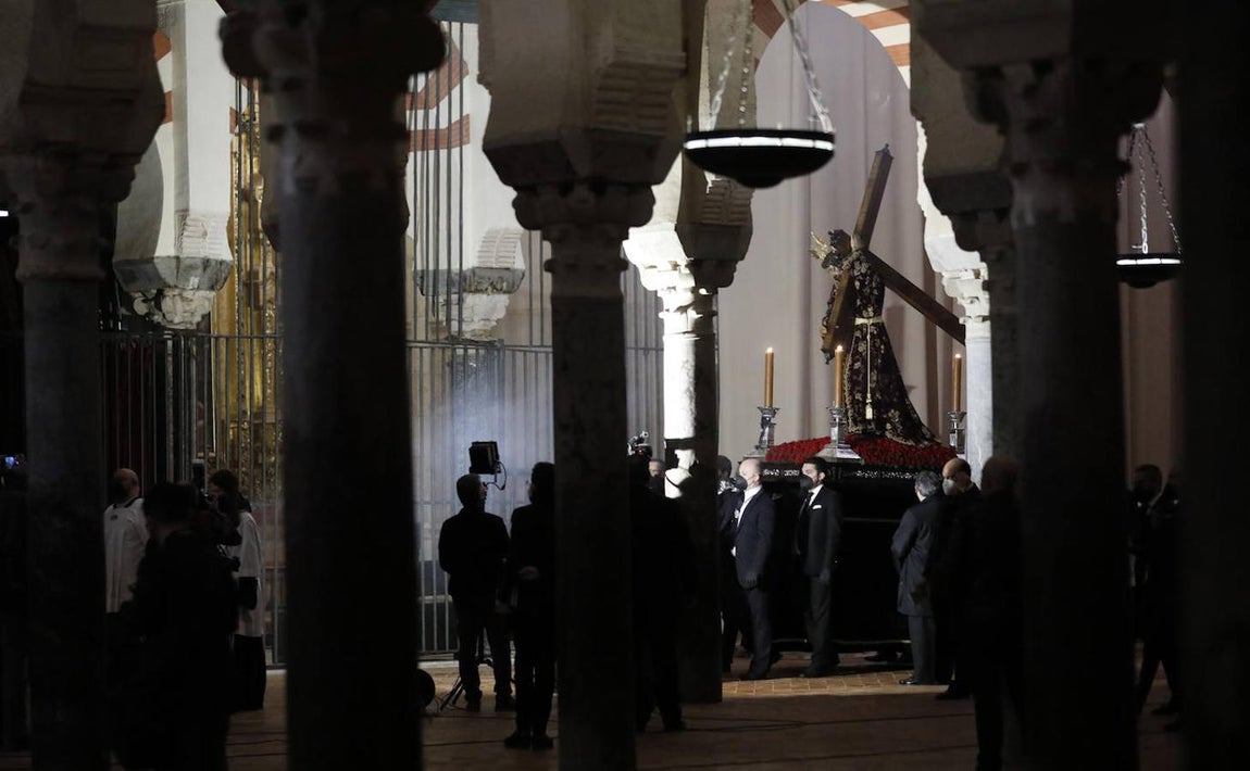 El Vía Crucis de las cofradías de Córdoba, en imágenes