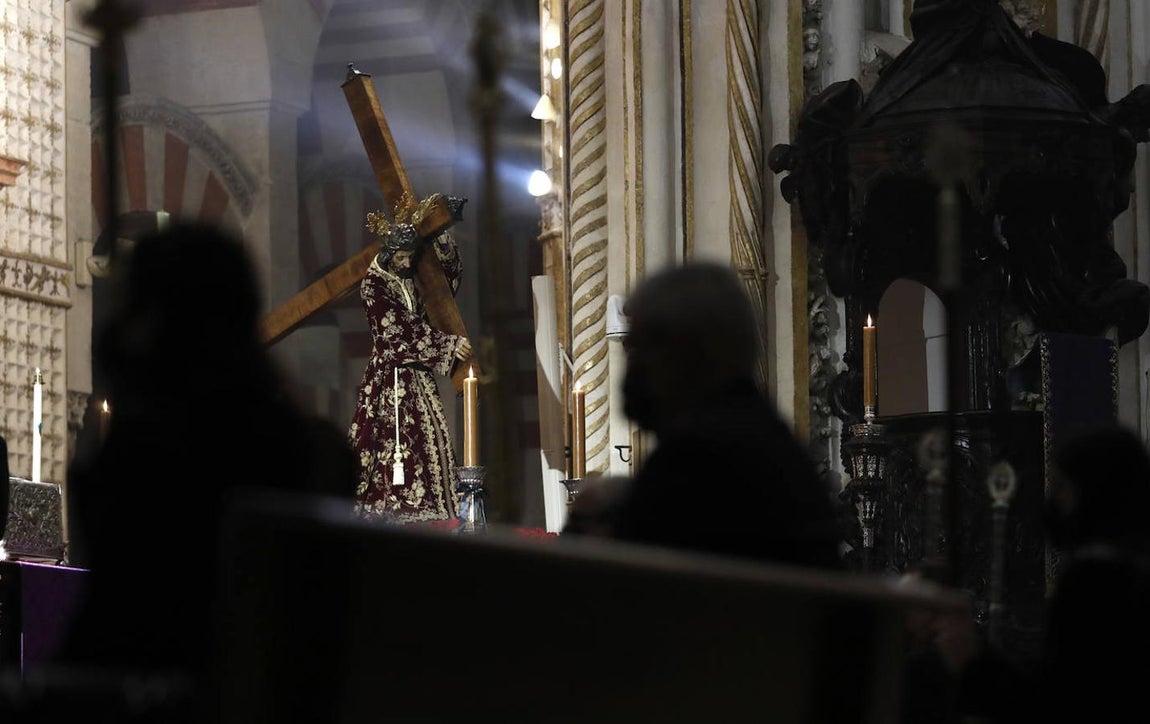El Vía Crucis de las cofradías de Córdoba, en imágenes