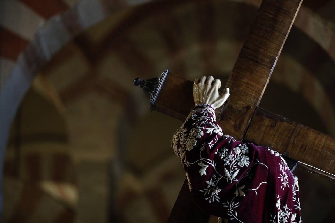 El Vía Crucis de las cofradías de Córdoba, en imágenes