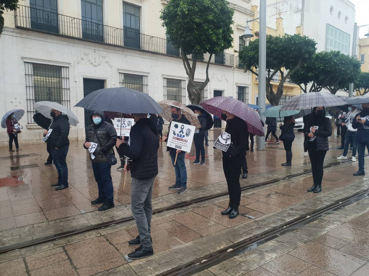 FOTOS: Manifestación en San Fernando ante la falta de ayudas directas a los empresarios locales