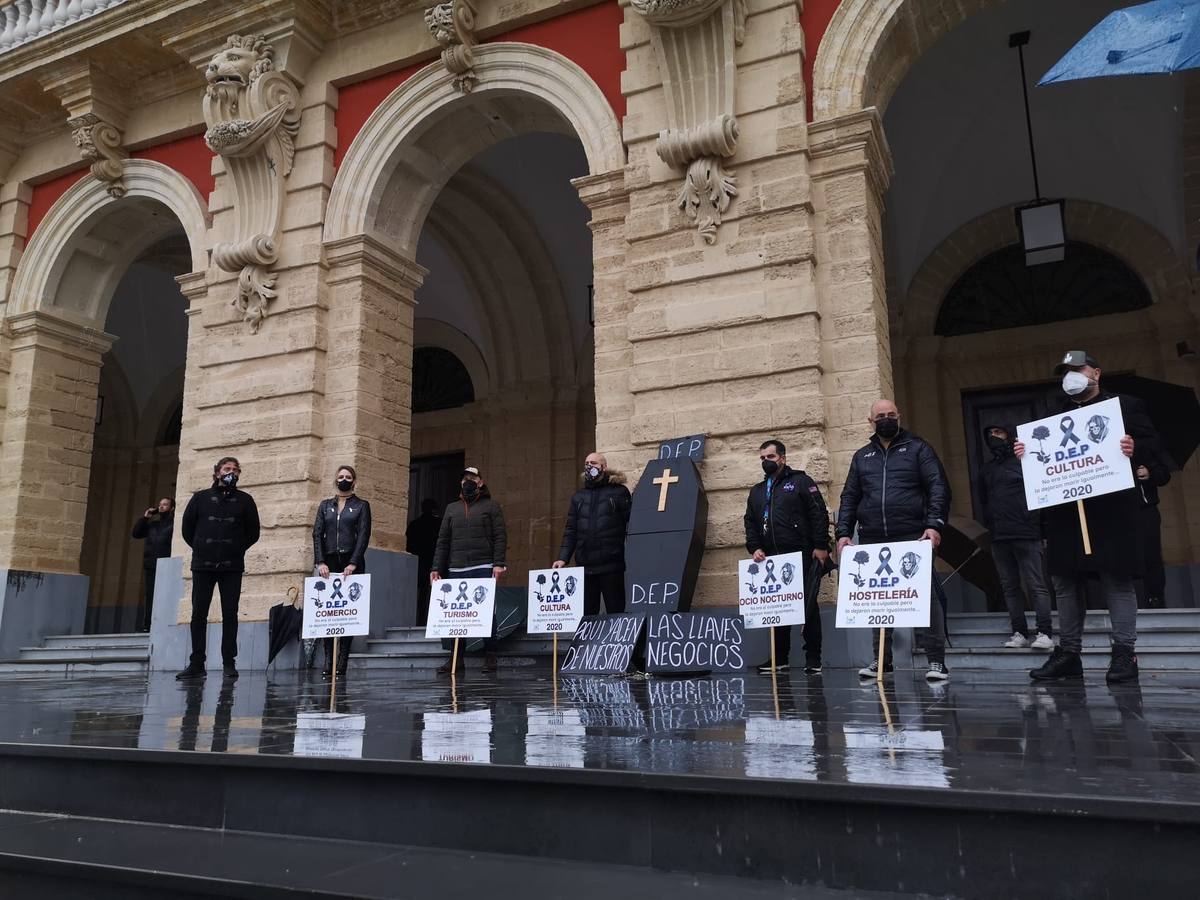 FOTOS: Manifestación en San Fernando ante la falta de ayudas directas a los empresarios locales