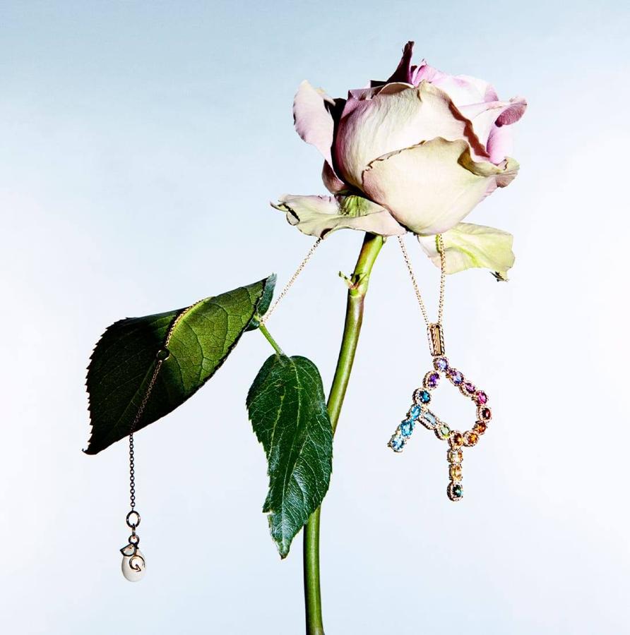 Dolce &amp; Gabanna recupera la moda de las iniciales con Alphabet Collection. En estas joyas, la firma de lujo busca «atención a los detalles, armonías cromáticas, artesanía y una pizca de ligereza lúdica» (desde 2.250€, según la letra).. 